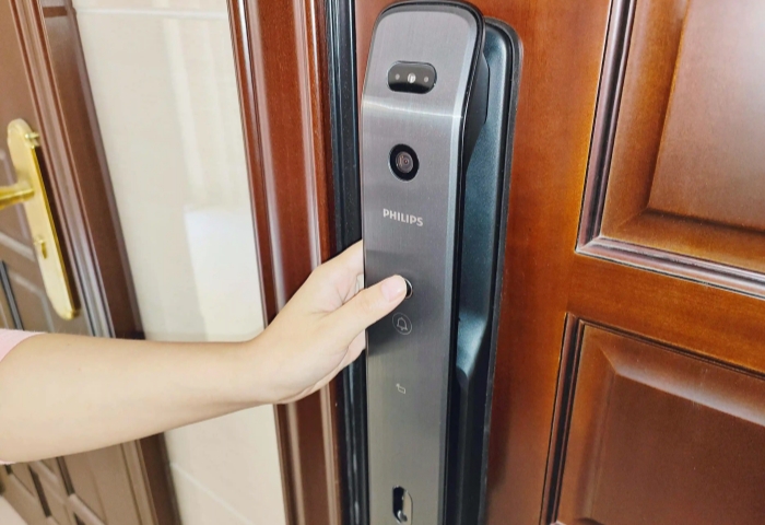  老房裝修必看！室外防盜門到底要不要換？